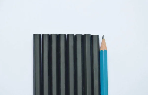 Lápiz azul y negro sobre fondo blanco —  Fotos de Stock