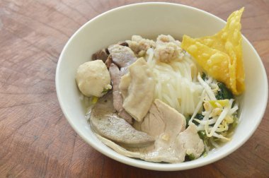  Pirinç Noodle dilim domuz eti ve iç organlar üzerinde kase çorba tepesi