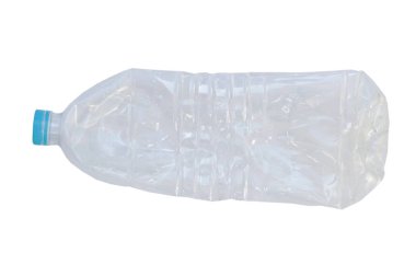 Beyaz arka plan üzerinde kırık plastik su içki şişesi