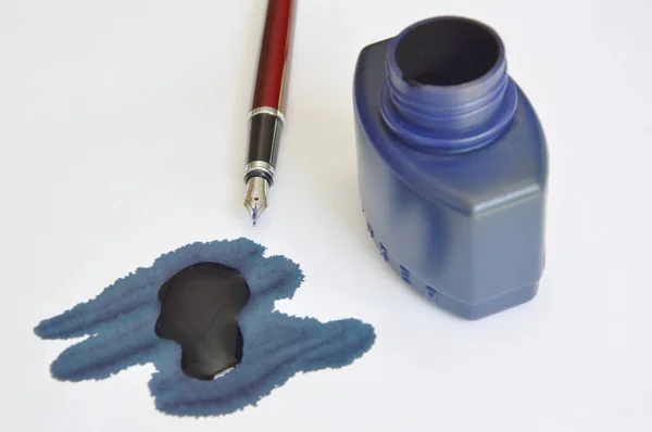 白い背景の万年筆と青インク汚れ — ストック写真