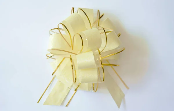 Fiocco del nastro per la decorazione scatola regalo su sfondo bianco — Foto Stock