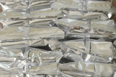  Alüminyum folyo ile açık bir plastik torba sarılı paketinde snack