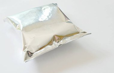  paket beyaz zemin üzerine alüminyum folyo içinde snack