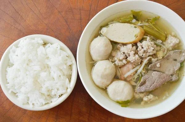 Varkensvlees bal en lever soep op kom eten paar met rijst — Stockfoto