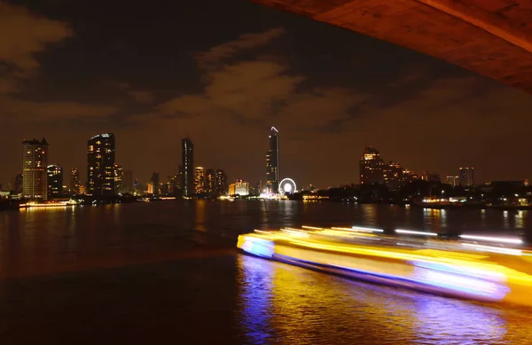 夜间漂浮在河上的旅行船的模糊光线 — 图库照片