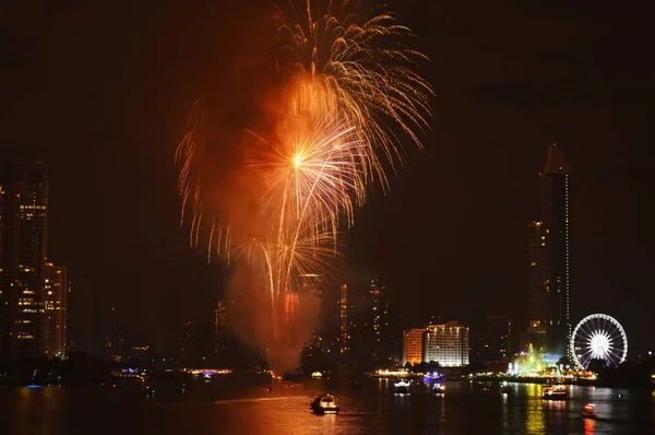 New year celebration fireworks on river in Thailand — Stock Photo, Image