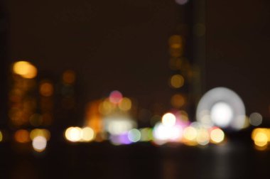  Nehir arkaplanı ve dokusu üzerindeki binanın bulanık ışığı