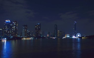 Nehri yakınında binada gece Bangkok Tayland