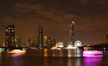  Nehri yakınında binada gece Bangkok Tayland