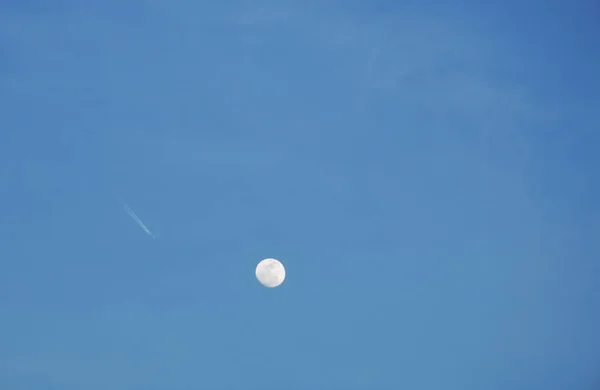 Avión avión condensación pista vuelo pasar luna en el cielo por la noche —  Fotos de Stock