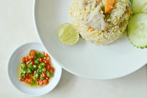 Stekt ris med fläsk på plattan och chili fisk sås cup — Stockfoto