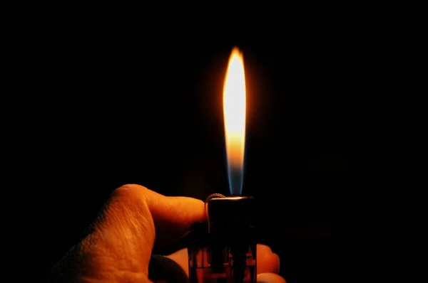 Великий палець освітлення пластиковий запальничка в темряві — стокове фото
