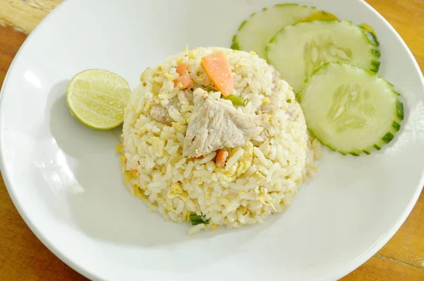 Arroz frito con cerdo y rodaja de limón en el plato — Foto de Stock