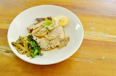  pirinç üzerine yumurta ile kahverengi sos sos haşlanmış ördek eti dilim