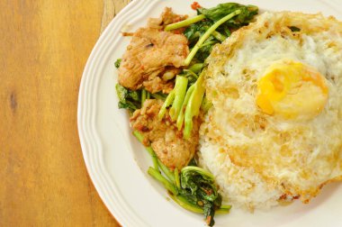  domuz eti yumurta pirinç tepesi ile Çince lahana baharatlı karıştırın kızarmış