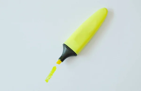 Желтая маркировка ручки сделать линию на белой бумаге — стоковое фото