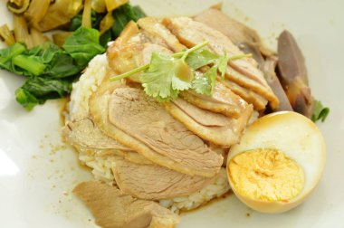  kahverengi sos lahana turşusu ile pirinç üzerine sos haşlanmış ördek eti dilim