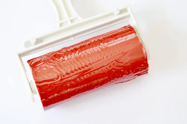 白い背景の赤い粘着塵ローラー — ストック写真