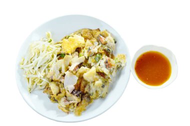 Çıtır çıtır kızarmış midye ve kalamar omlet fasulye ile daldırma chili sos beyaz zemin üzerine Filiz