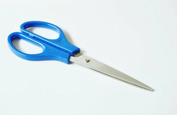Nůžky s modrou rukojetí na bílém pozadí — Stock fotografie