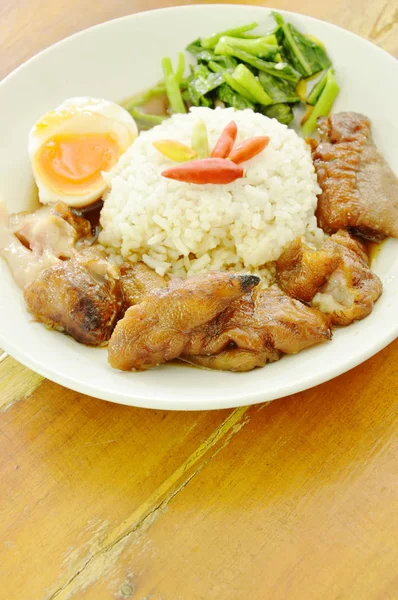 Тушеная свинина рысью и вареное яйцо с рисом на тарелке — стоковое фото