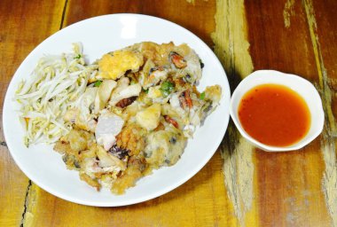  Çıtır çıtır kızarmış midye ve kalamar omlet fasulye ile daldırma chili sos ahşap masa üzerinde Filiz