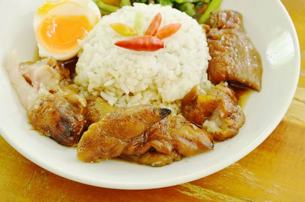 Passarinhos de porco refogados e ovo cozido com arroz no prato — Fotografia de Stock
