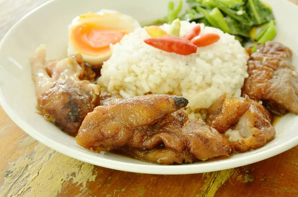 Daging babi rebus dan telur rebus dengan nasi di atas piring — Stok Foto