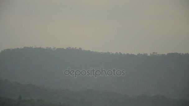 Panoramique Paysage Montagne Sur Ciel Terne Dans Soirée — Video