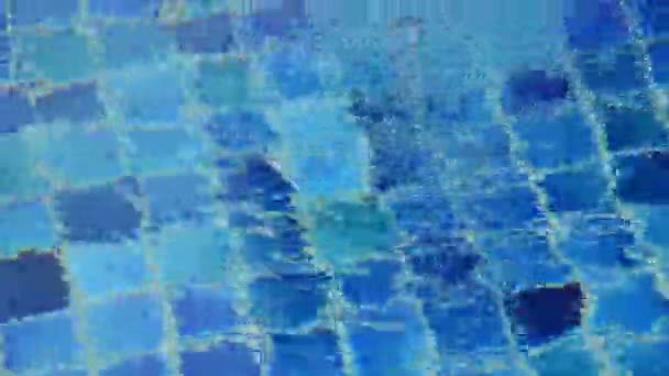 Yüzme Havuzunda Tedaviden Kabarcık — Stok video
