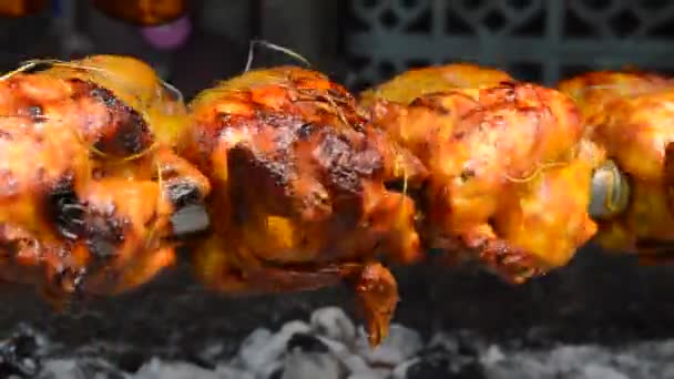 Grilovaná Kuřata Pobodání Železné Válcování Kamna — Stock video