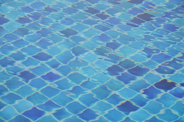 Borrão de água ondulada na piscina — Fotografia de Stock