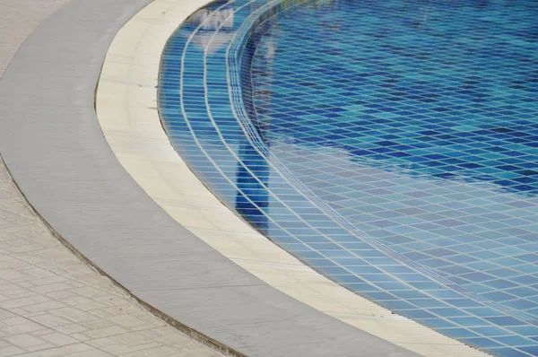Curva da piscina azulejo azul — Fotografia de Stock