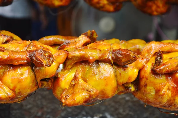  demir içinde kavrulmuş tavuk bıçaklama ve ocakta haddeleme