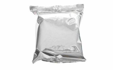 paket beyaz zemin üzerine alüminyum folyo içinde snack