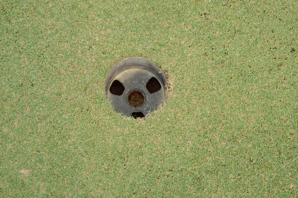 Τρύπα στο πεδίο δικαστήριο πράσινο γκολφ σε ηλιόλουστη μέρα — Φωτογραφία Αρχείου