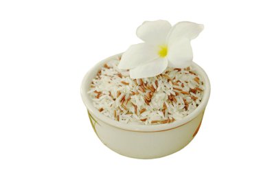 karışık kırmızı kargo paddy Tapınağı ağaç çiçek beyaz arka plan üzerinde kase