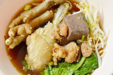  kızarmış tavuk budu ve fasulye Filiz ot kahverengi çorbası kupa ayak