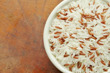  karışık kırmızı kargo paddy kase ahşap tahta üzerinde