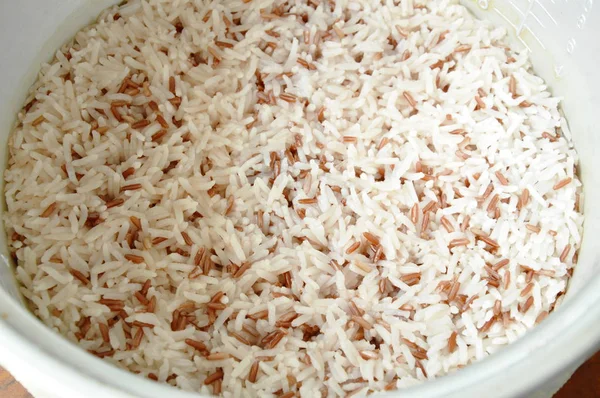 Nasi kargo dicampur merah dikukus dalam panci masak — Stok Foto