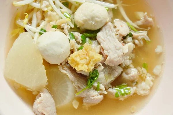 Gekochtes Schweinefleisch und Bällchen mit Sojasprossen in klarer Suppe auf Schüssel — Stockfoto