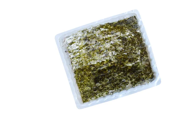 白い背景の上のプラスチック製のトレイで調理用生海藻 — ストック写真