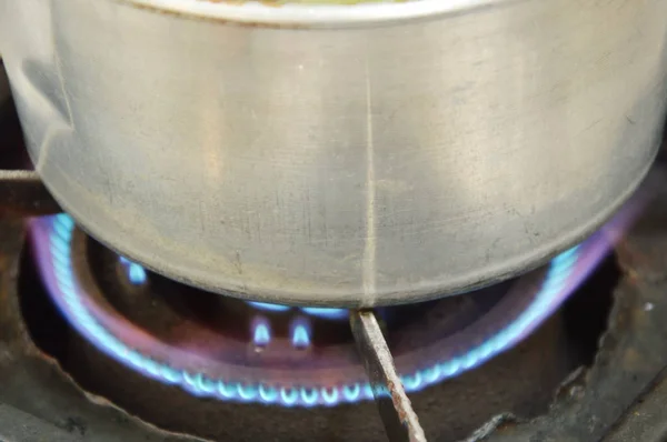 Yangın gaz mutfak sobası üzerinde gümüş pot haşlanmış — Stok fotoğraf