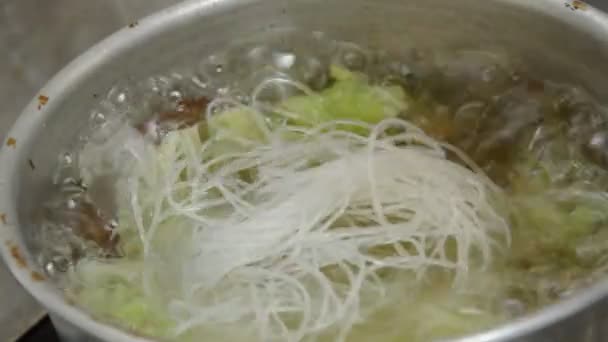 水煮白菜汤灌满玻璃面条和海藻 — 图库视频影像