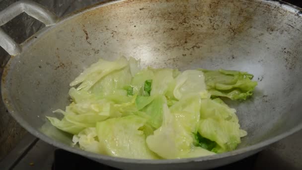 Rebanada Lechuga Iceberg Frita Sartén Hierro Estufa Gas Fuego — Vídeos de Stock