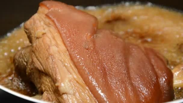 Perna Porco Refogada Com Sopa Ervas Chinesa Preta Fervendo Panela — Vídeo de Stock