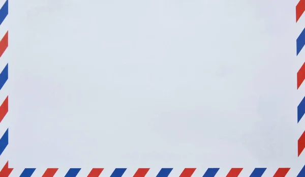Envelope com vermelho e azul na borda em fundo branco — Fotografia de Stock