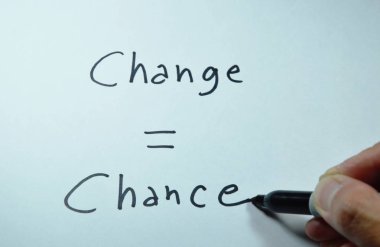  beyaz kağıt üzerine şans kelimeyi yazmaya kalem tutan parmak