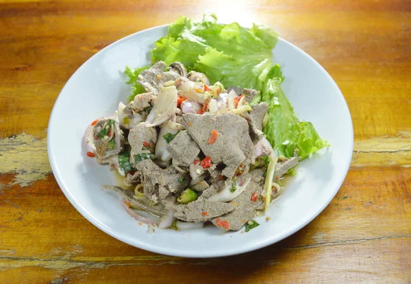 Pedas iris direbus daging babi hati salad dengan ramuan di piring — Stok Foto