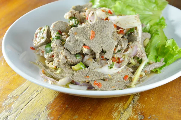 Tranche épicée bouillie salade de foie de porc avec de l'herbe sur l'assiette — Photo